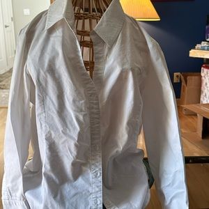 Fitted white blouse with 3\4 length sleeves